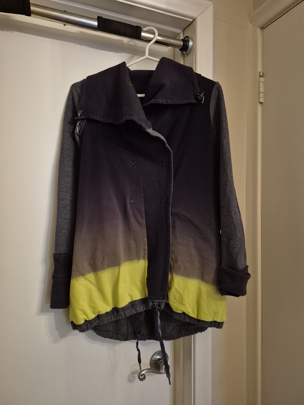 Lululemon Athletica Reversible Charcoal, Gray, and Neon Yellow Gratitude Wrap